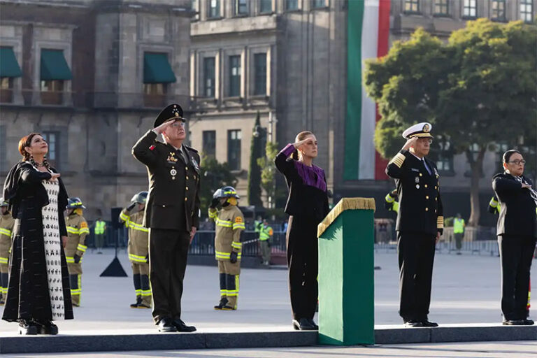 “Los recordamos con el corazón”: Presidenta Claudia Sheinbaum encabeza izamiento