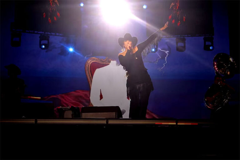 Yuridia honra en concierto al Divo de Juárez y a la reina del Tex-Mex