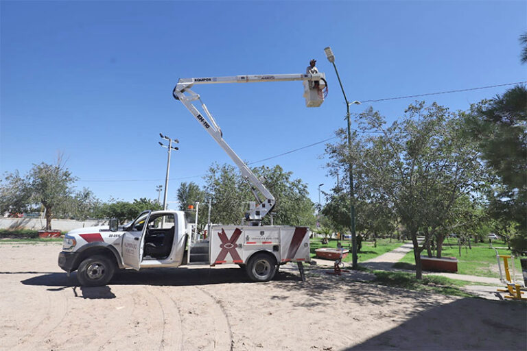 Rehabilitan alumbrado público en el Parque Villahermosa