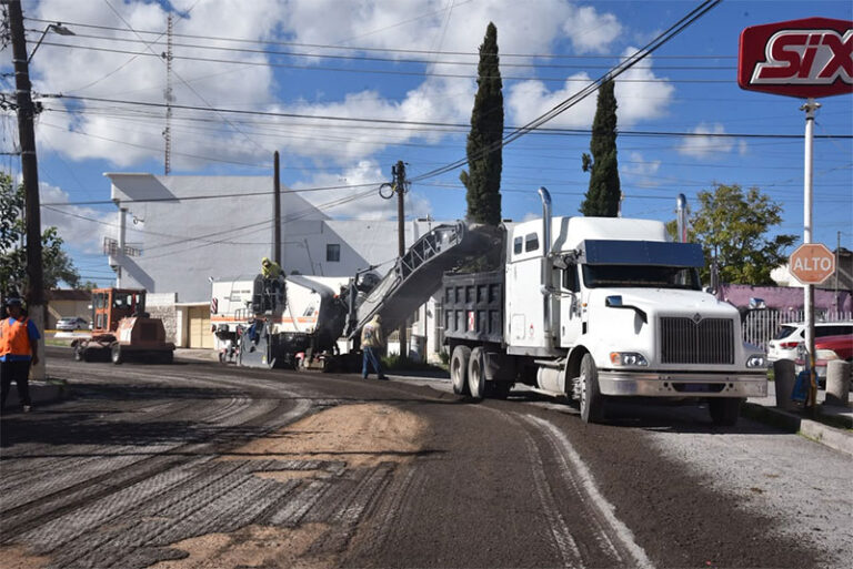 Trabaja Obras Públicas en la repavimentación de calles en la colonia El Mirador