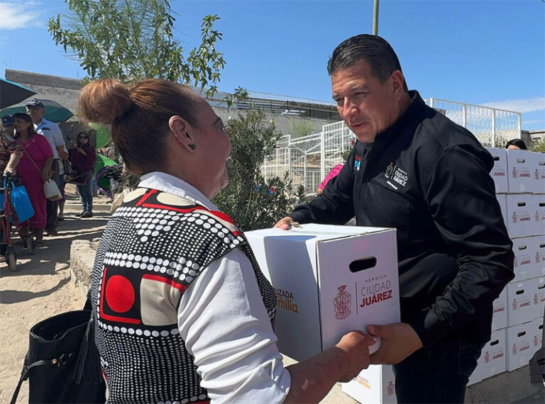 Desarrollo Social entrega 200 tinacos a familias del oriente de Juárez