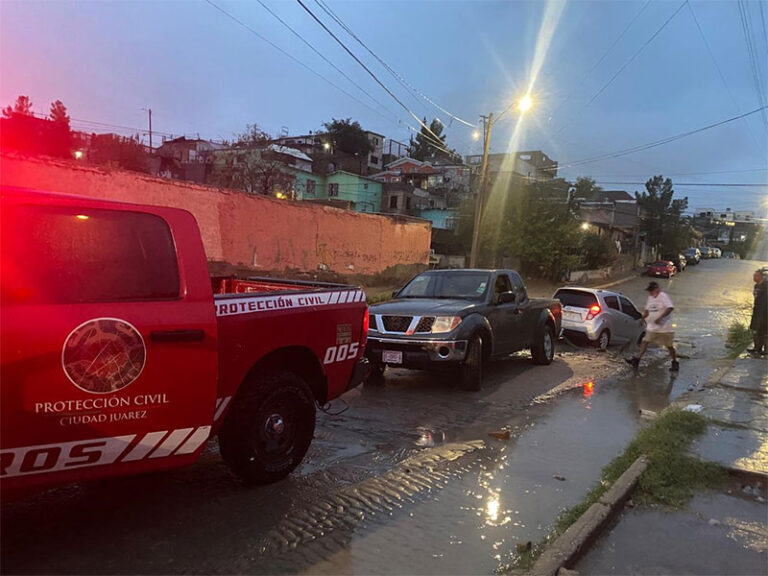 Rescatan dos vehículos varados en arroyo tras las lluvias