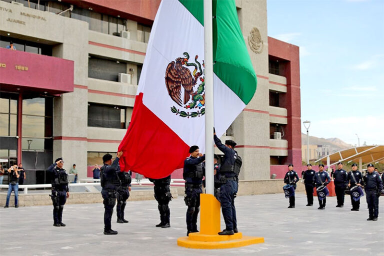 Realizan sustitución de Bandera Nacional en Presidencia Municipal