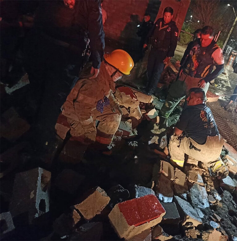 Muere una persona tras derrumbe de barda durante tormentas en Ciudad Juárez
