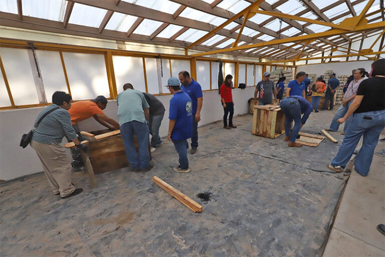 Imparten taller para elaborar composteras caseras