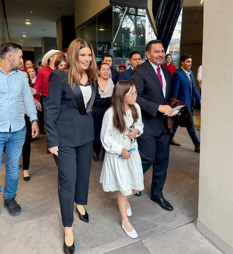 Arropan simpatizantes de Morena a Cruz Pérez Cuéllar poco antes de la definición en Chihuahua