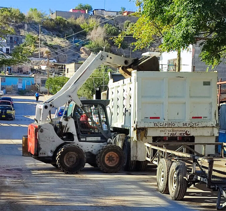 Atienden cuadrillas peticiones de limpieza en Valle del Sol y Maestros Estatales y Federales