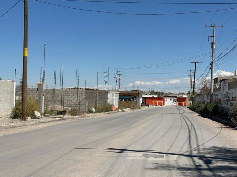 Repavimenta Obras Públicas calle Indalo en la colonia El Mármol