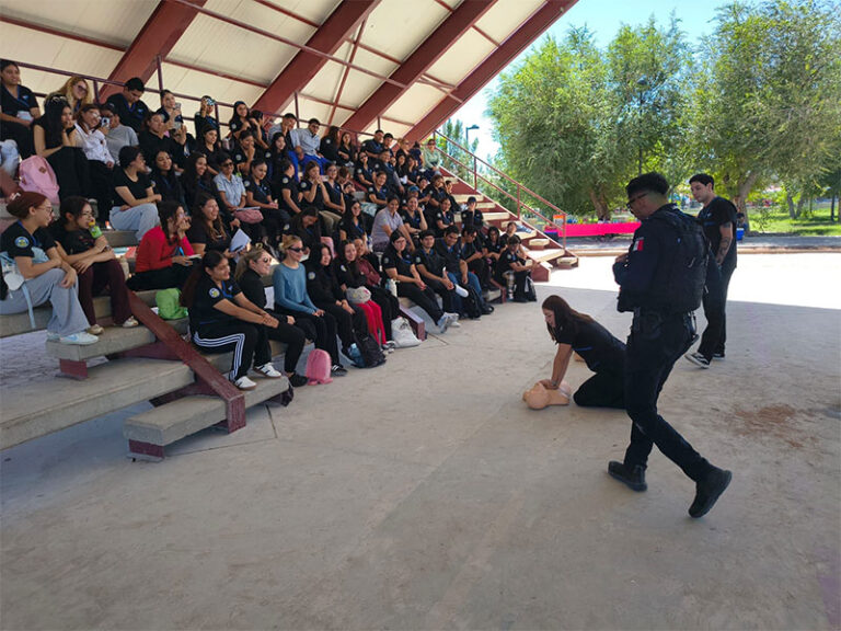 Imparte SSPM taller de PAS y plática de primeros auxilios a estudiantes de la UACJ