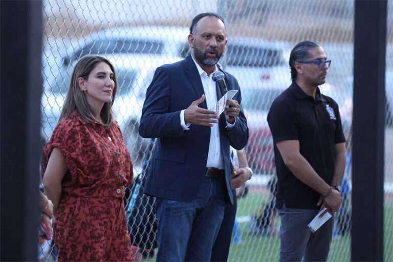 Entrega alcalde nuevo campo de beisbol hecho por el programa del Presupuesto Participativo
