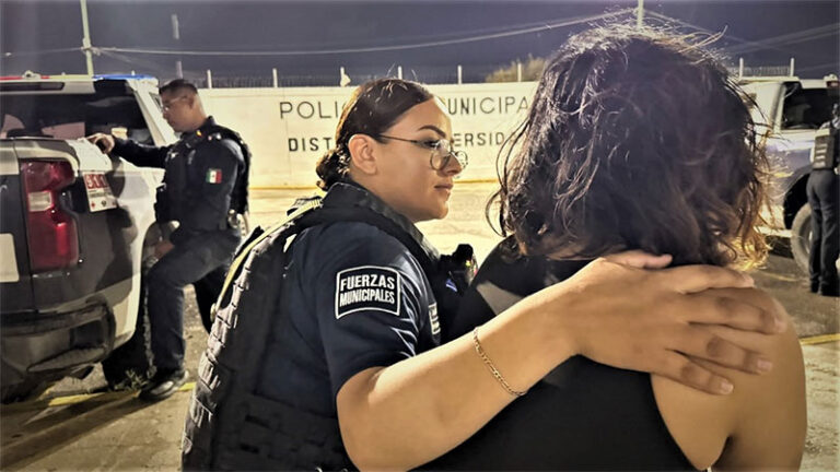 Rescatan Policías Municipales a mujer que intentaba lanzarse de puente