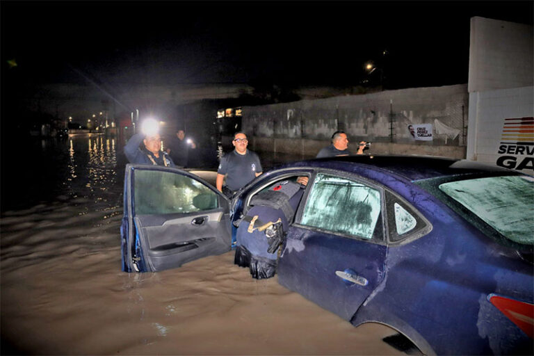 Policías Municipales auxilian a mujer y su bebé de 11 meses entre los apoyos por continuidad de lluvias