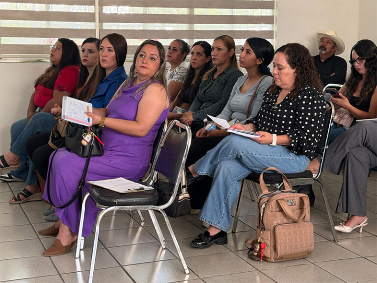 Capacita SEECH a mesas directivas de madres y padres de familia