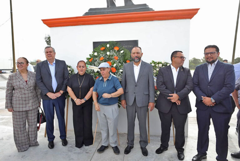 Acude alcalde a develación de placa en honor a la maestra Silvia Socorro Terrazas