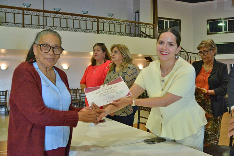 Entregan constancias a 256 personas mayores que concluyeron taller de derechos humanos