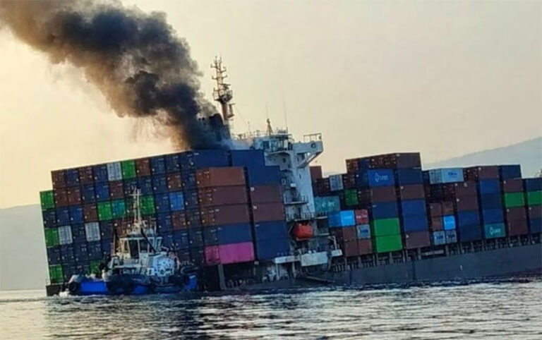Atacan un portacontenedores en Singapur, termina hundiedose