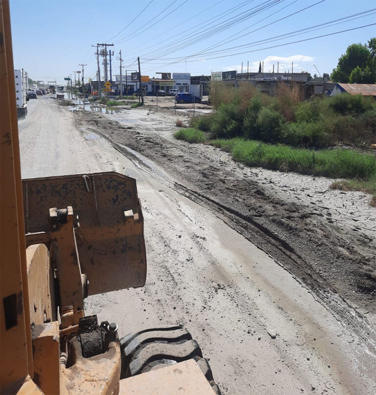 Continúan trabajos de limpieza en la carretera Juárez-Porvenir