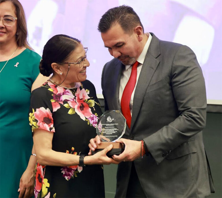 Felicita Cruz Pérez Cuéllar a ganadores del Premio Estatal de Periodismo 2026