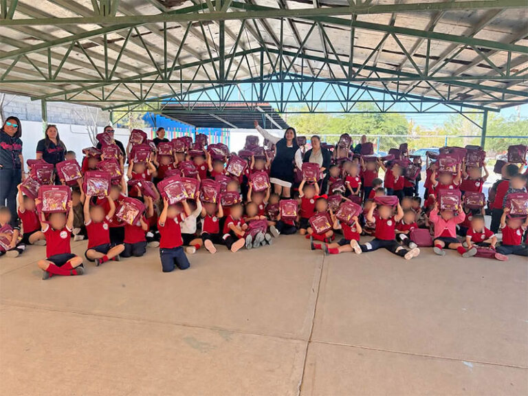 Apoya Coordinación de Resiliencia a estudiantes con entrega de mochilas y loncheras