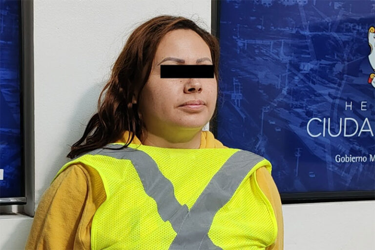 Arrestan a mujer en posesión de vehículo con reporte de robo