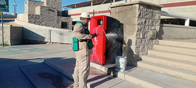 Refuerzan trabajos de antigrafiti y lavado de contenedores en la Zona Centro