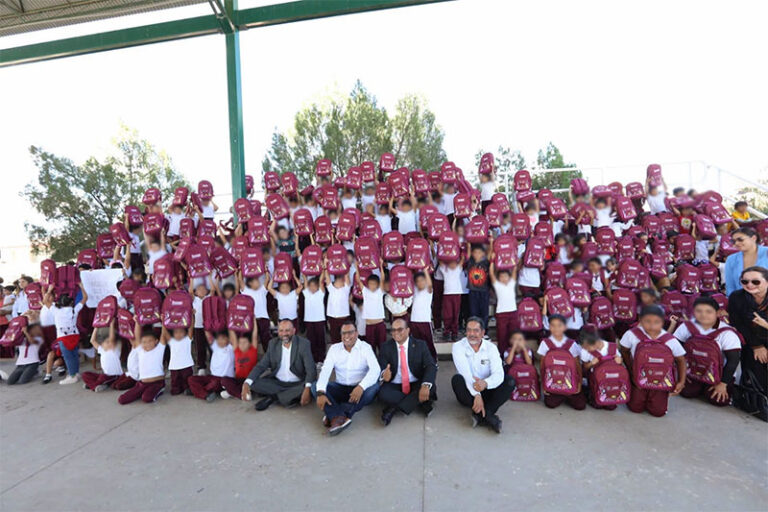 Registra Dirección de Educación avance del 80% en entrega de mochilas y loncheras
